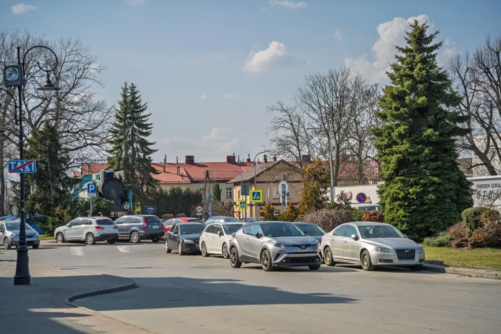 Parking przy dworcu w Nowym Sączu już teraz pęka w szwach. Co będzie, gdy ruszy szybka kolej do Krakowa?
