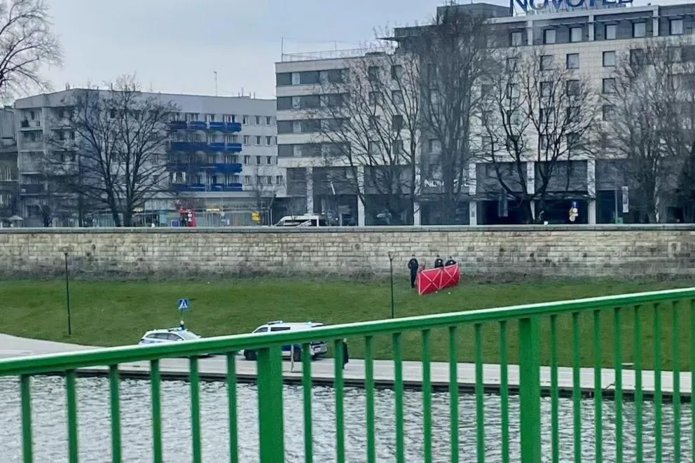 Tragiczne odkrycie przy Moście Dębnickim. Strażnicy znaleźli ciało mężczyzny