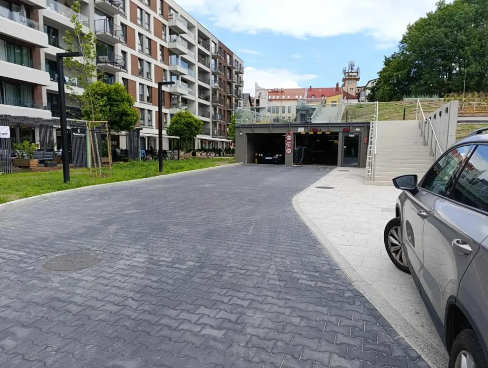 Miał rozwiązać problem parkowania, jest odwrotnie. Parking podziemny w Oświęcimiu świeci pustkami
