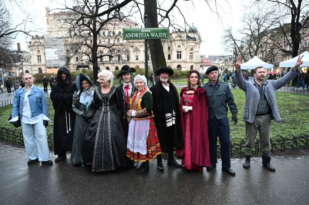 Bohaterowie filmów Wajdy ożyli w Krakowie. Miejski performens Teatru KTO. ZDJĘCIA