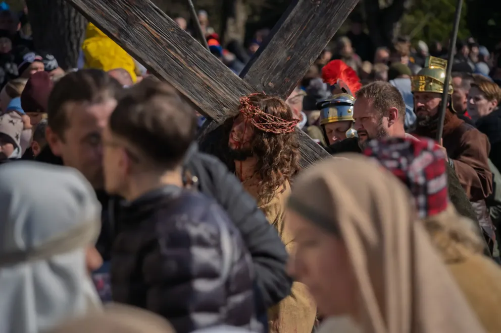 Tłumy wiernych uczestniczyły w Misterium Męki Pańskiej w Kalwarii Zebrzydowskiej. ZDJĘCIA