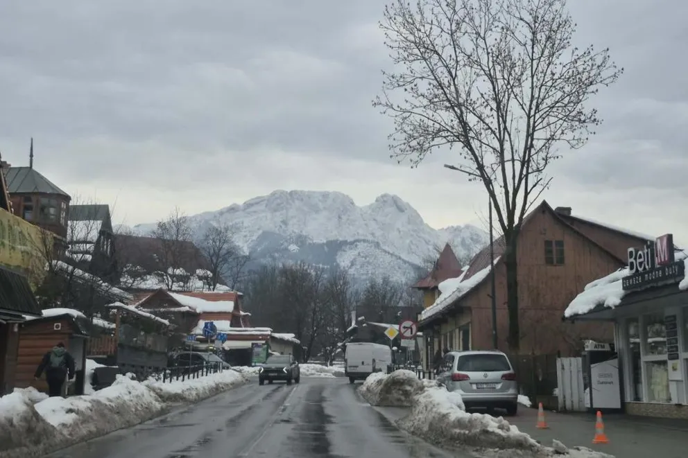 Szlaki w Tatrach znów otwarte, z jednym wyjątkiem. Na Wielkanoc do Zakopanego jedzie wielu turystów