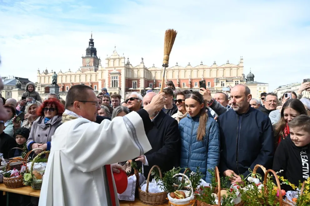 Święcenie pokarmów na Rynku Głównym. Tłumy wiernych i wyjątkowa atmosfera