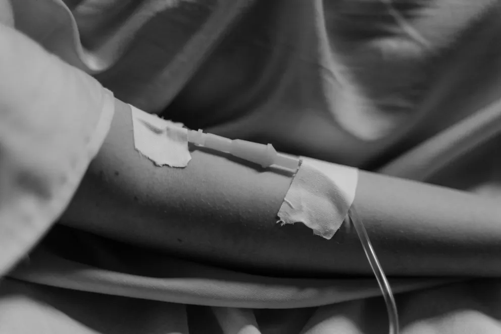 "Leczyła" raka domową kroplówką z chemii przemysłowej.  32-latka sama sporządzała płyny