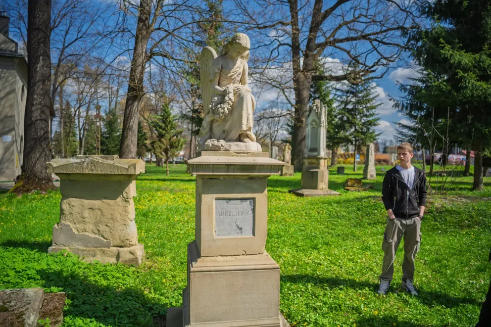 Znów sprzątali na sądeckim Starym Cmentarzu. "Śmieci jest coraz mniej, to bardzo cieszy"