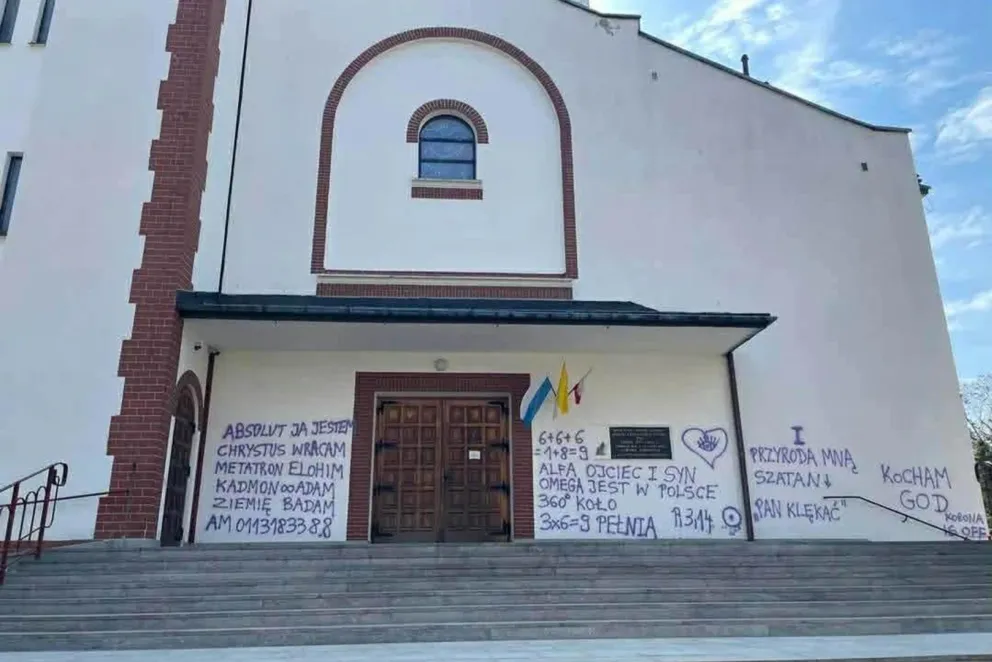 Wandalizm w Trzebini. Ktoś zniszczył elewację kościoła na osiedlu Siersza