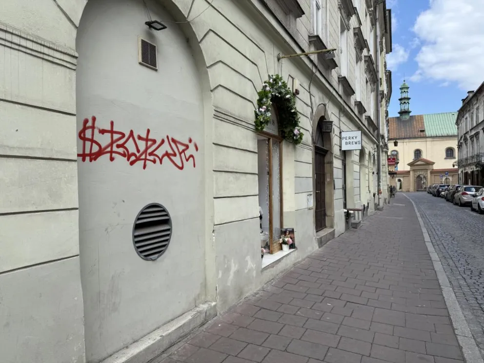 Pseudografficiarze zniszczyli odnowione elewacje w centrum Krakowa. "A my zostaliśmy z problemem"