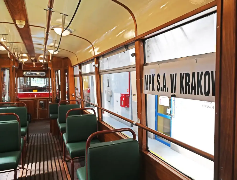 Zabytkowe tramwaje wracają na ulice Krakowa. Unikatowy wagon LOWA po raz pierwszy na torach