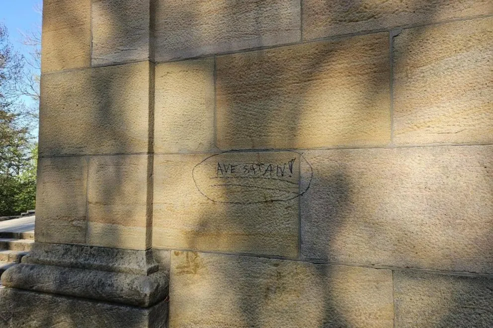 Atak wandali na święte miejsce. Satanistyczne napisy w Kalwarii Zebrzydowskiej