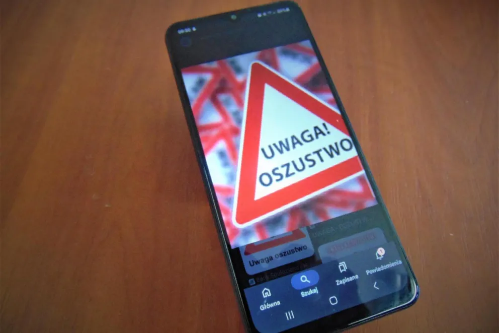 Senior z gminy Chełmek oszukany metodą „na inwestycje”. Stracił 100 tysięcy złotych