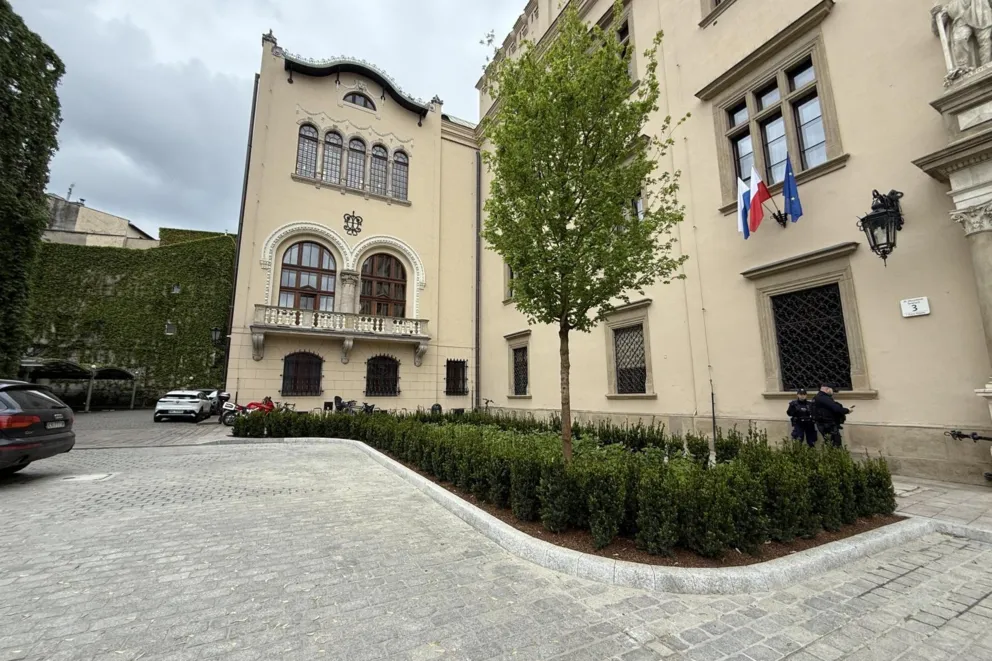 Niemożliwe stało się możliwe. Zieleń zamiast parkingu przed krakowskim magistratem
