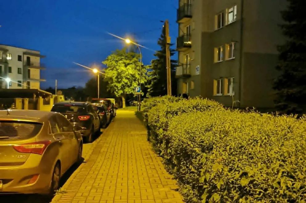 „Wreszcie jest jasno”. Lampy świecą na Osiedlu Kolejowym w Tarnowie