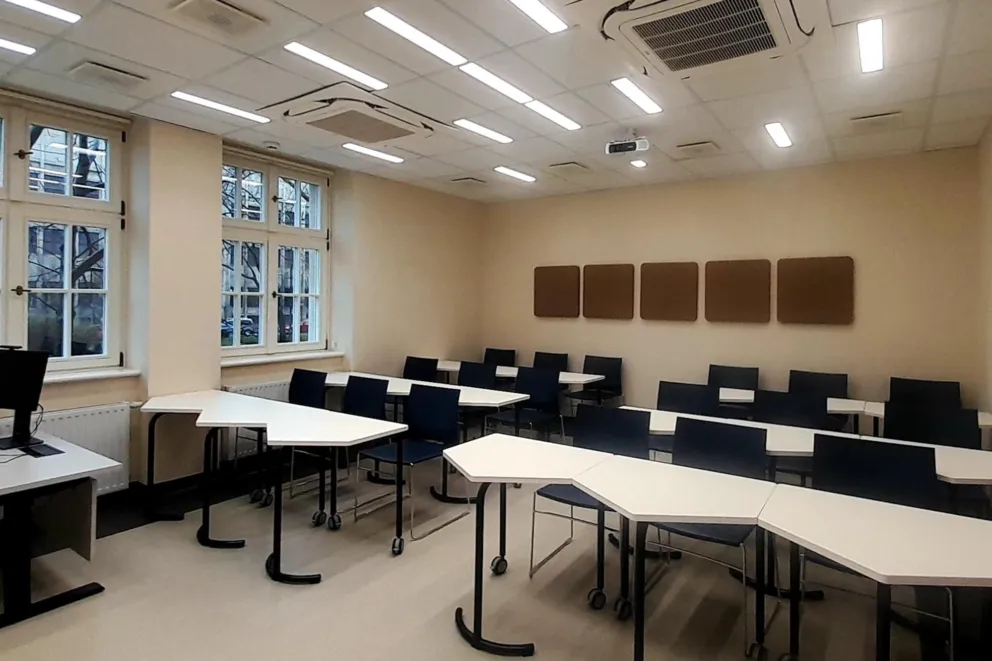 Aula w dawnej kaplicy i taras z widokiem na Kraków. SWPS zaprasza do swojej siedziby
