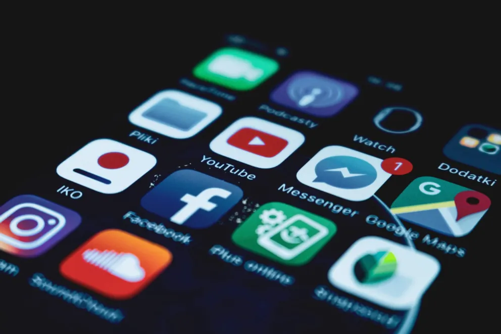 Internet tonie w sztucznym szumie. Eksperci ostrzegają przed slopagandą
