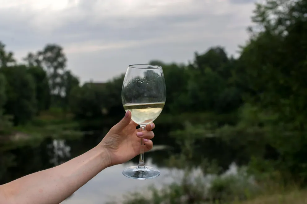 "Przecież wszyscy piją". Dlaczego alkohol stał się naszą codziennością?