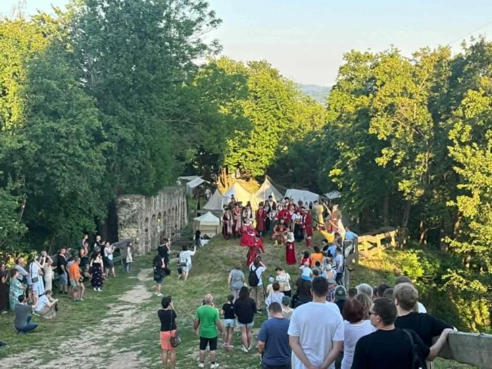 Średniowieczni wojowie, rzemieślnicy i muzycy opanowali zamek w Melsztynie