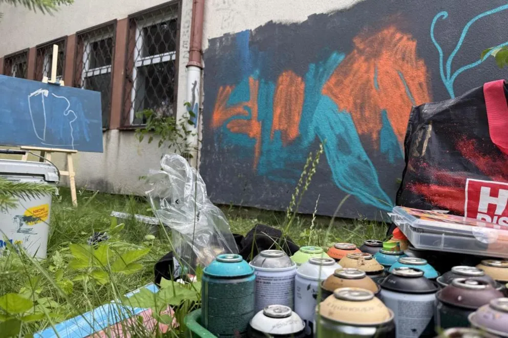 Mural zamiast wulgaryzmów. Tworzy go artysta i podpieczni ośrodka 
