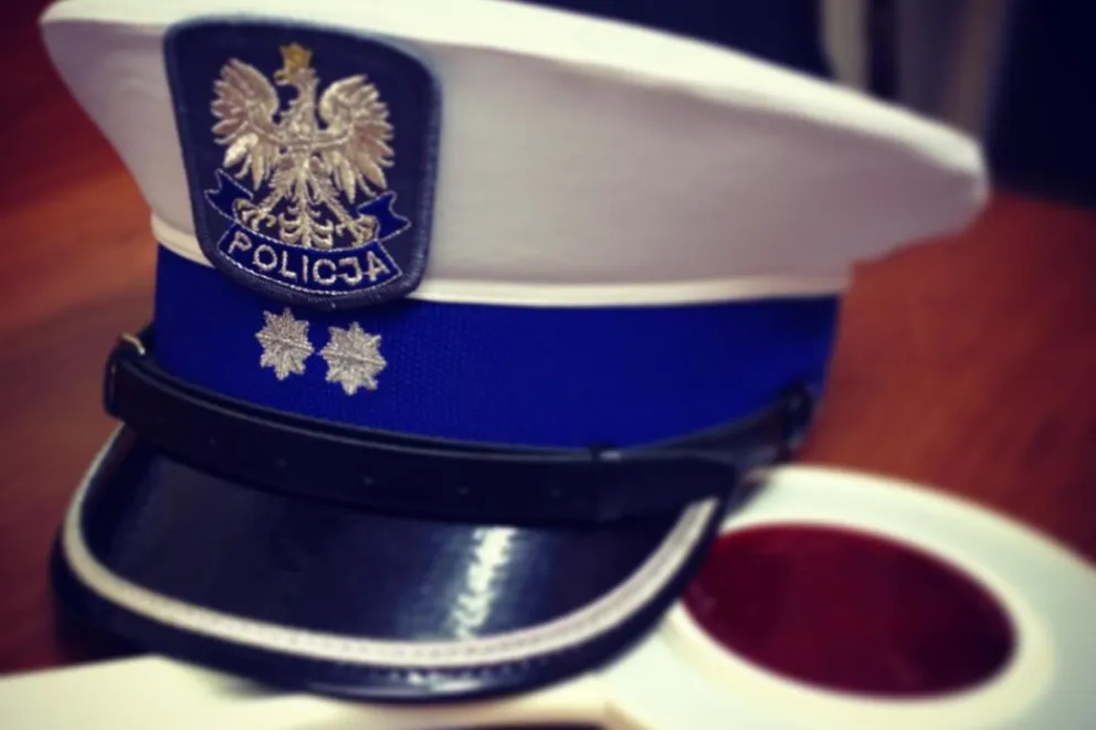 16-latek uciekał przed policją ulicami Zatora. Pościg zakończył się zderzeniem z radiowozem