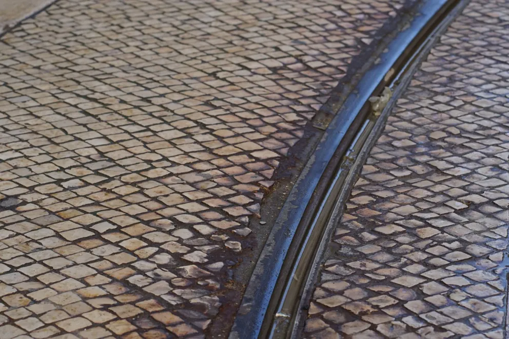 Przywrócono ruch tramwajów na ulicy Starowiślnej, gdzie wybrzuszyła się szyna