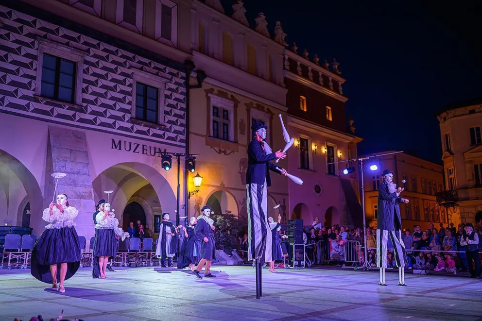Teatry uliczne opanowały Małopolskę. Widowiska zachwycają publiczność