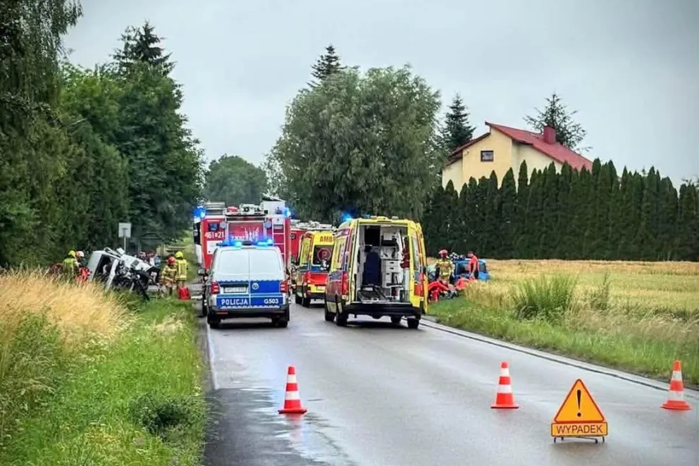 Śmiertelny wypadek koło Miechowa. Auto zderzyło się z busem