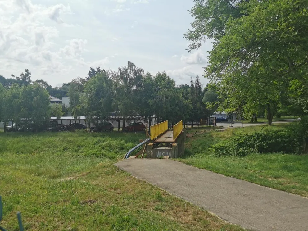 Zamiast skrótu - 800 metrów obejścia. Mieszkańcy Tarnowa zaskoczeni zamknięciem kładki
