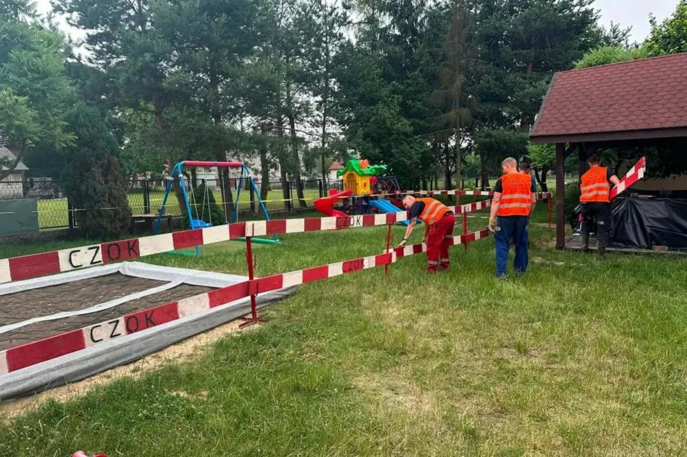 Niebezpieczne ugięcie terenu na placu zabaw przy przedszkolu w Trzebini. Dzieci przeniesiono