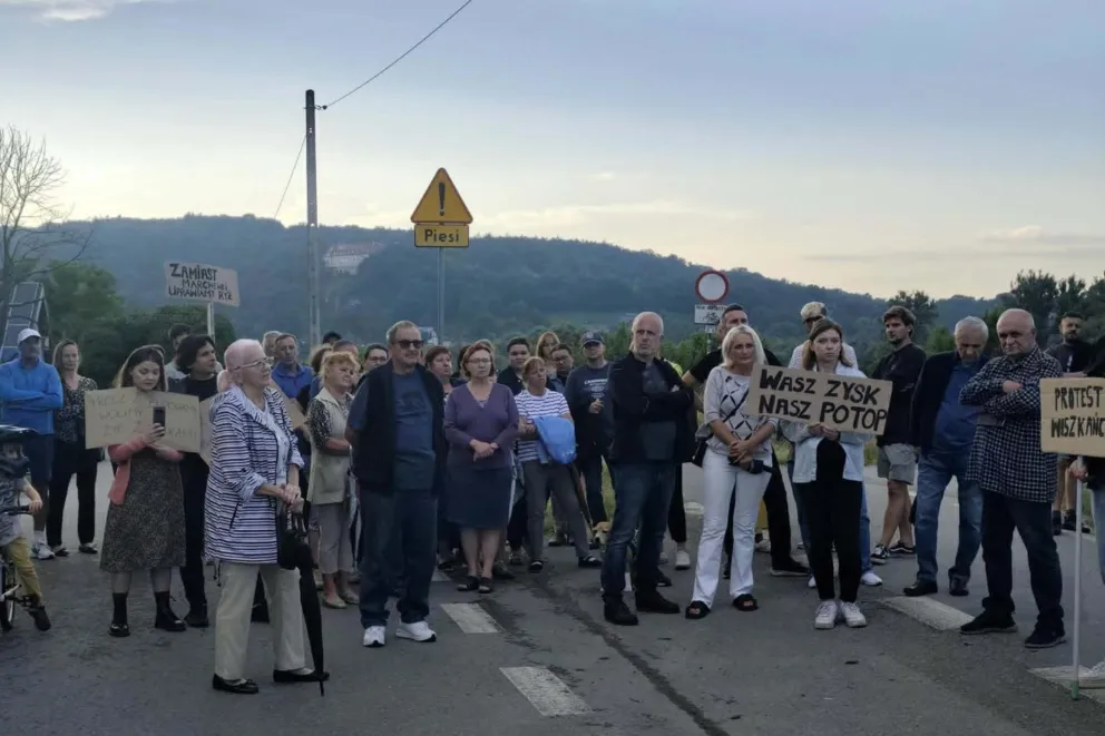 „Precz z budowami, wolimy żyć z dzikami”. Protest przeciw planowanej inwestycji w Bodzowie