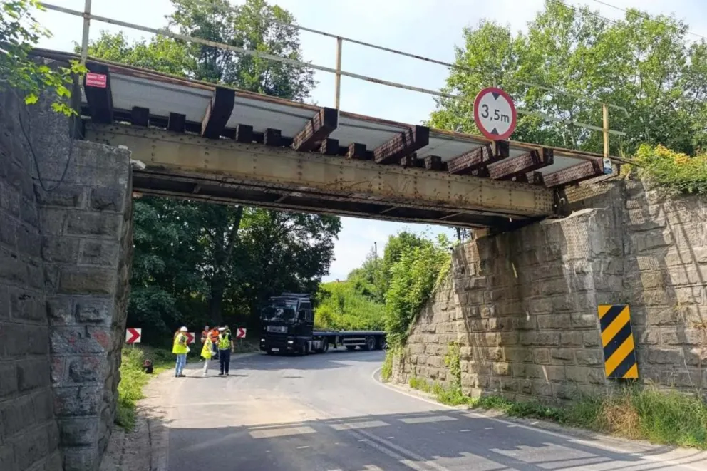 Naprawa uszkodzonego wiaduktu w Kleczy Dolnej kosztowała miliony. Czy zapłaci kierowca?