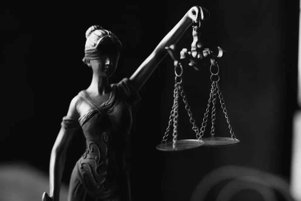 Pies nie przeżył w rozgrzanym aucie. Sąd warunkowo umorzył postępowanie