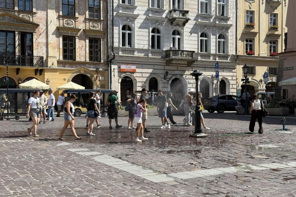Do Małopolski wracają upały. Jest ostrzeżenie IMGW, w Krakowie stanęły kurtyny wodne