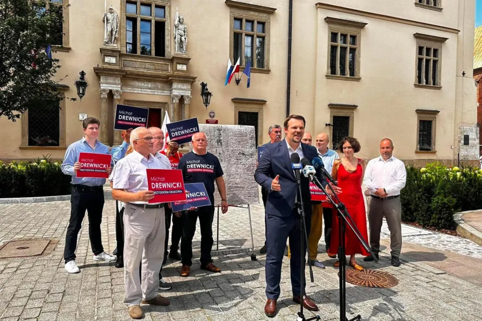 Michał Drewnicki z dywanem przed magistratem. "Wykurzymy wszystkich kolesi i układziki z magistratu”