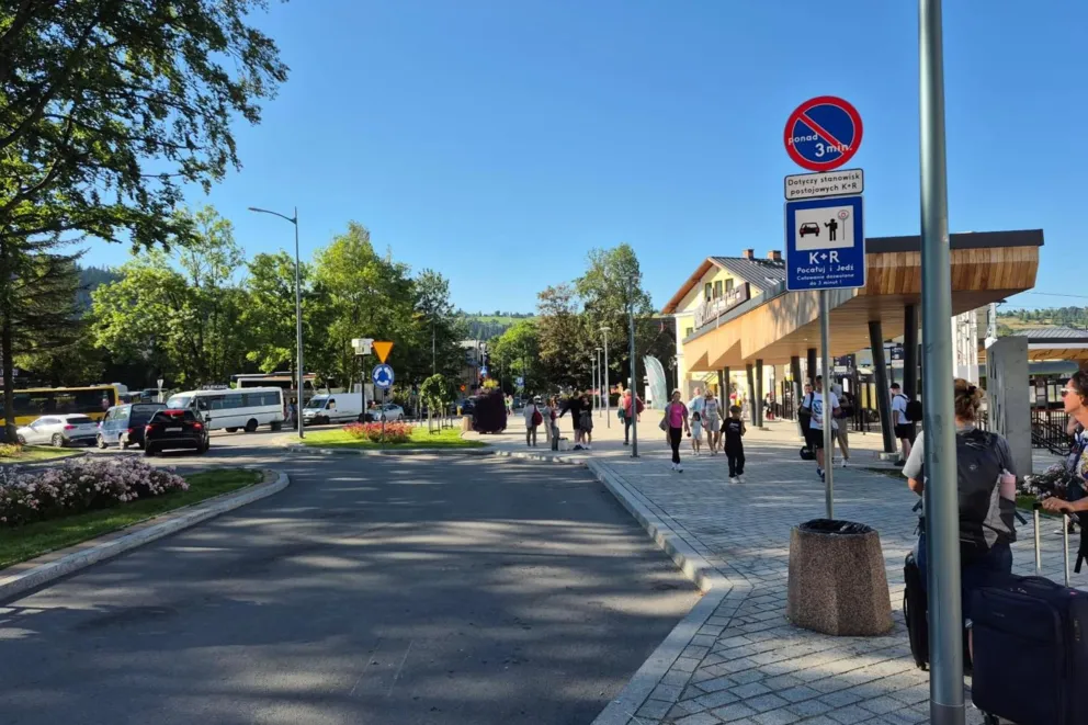 Spór o zatokę "Kiss & Ride" przy dworcu w Zakopanem. Taksówkarze skarżą się na mandaty
