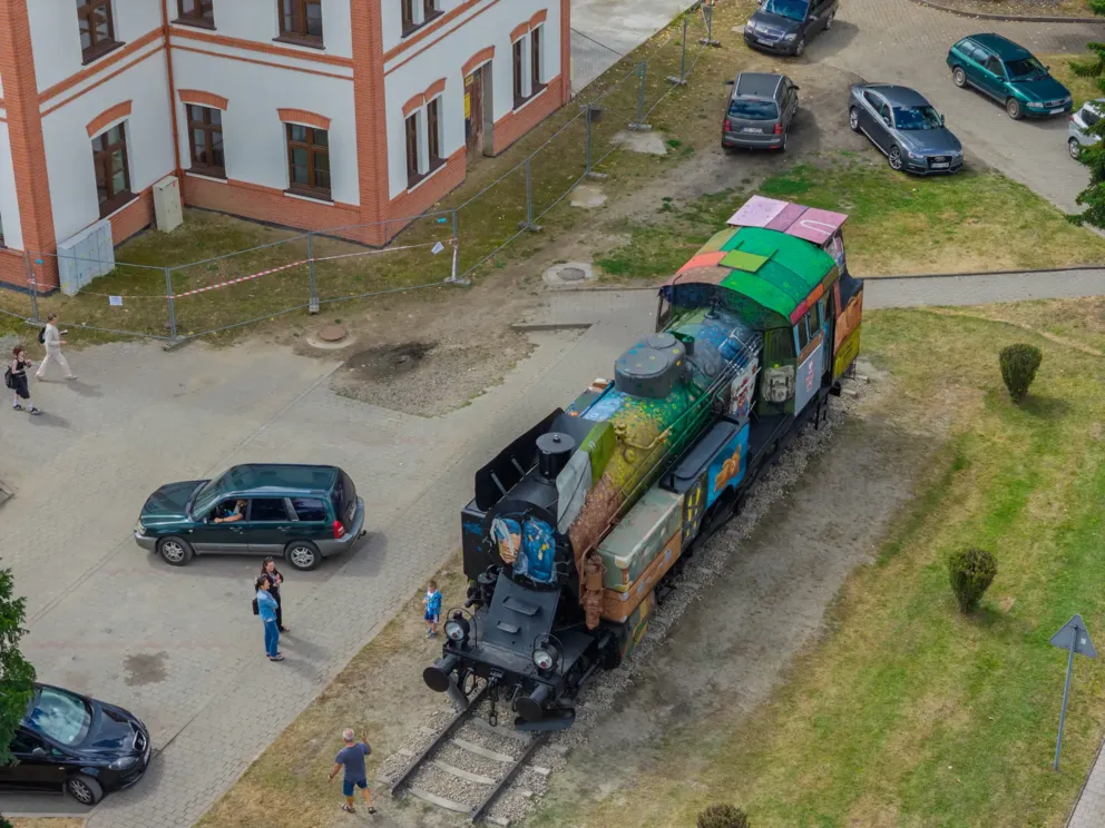 Nowy Sącz pokłócił się o parowóz. "Walizki, plecaki i jaskrawe kolory"