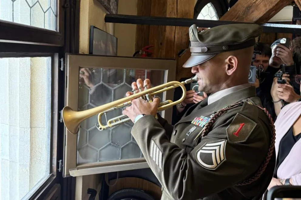 Amerykański żołnierz zagrał z wieży Mariackiej w hołdzie ofiarom 11 września