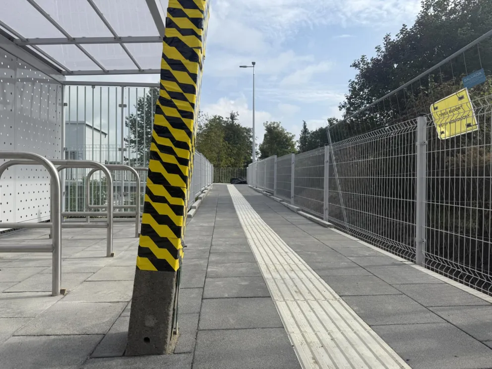 „Po słupach do celu”. Nietypowa przeszkoda przy stacji Kraków Batowice