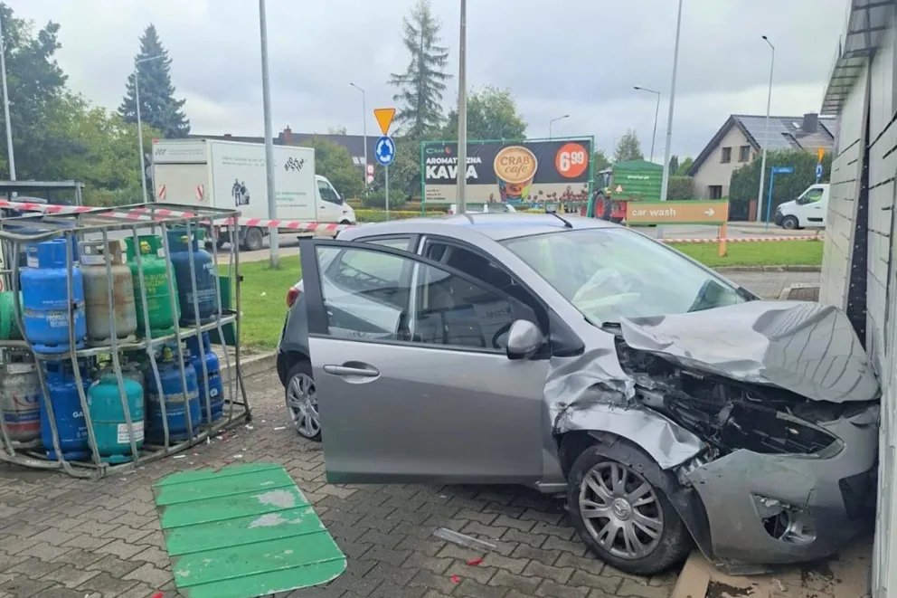 Nietypowa kolizja w Oświęcimiu. 82-letni kierowca uderzył w butle z gazem, potem w paczkomat