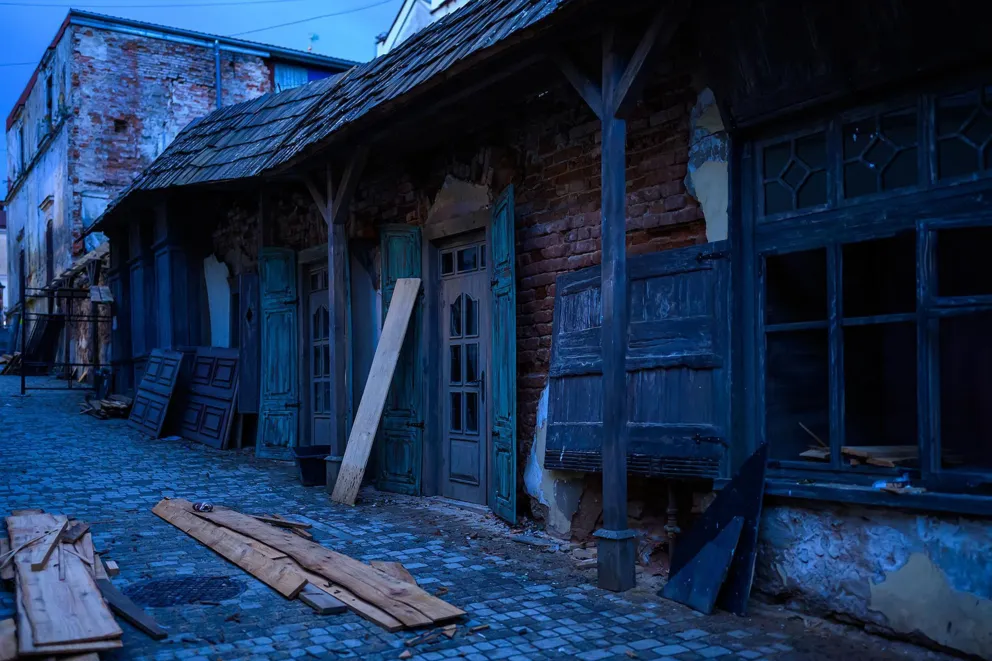 Tarnów gra w „Nocach i dniach”. Filmowa scenografia może zostać w mieście na dłużej