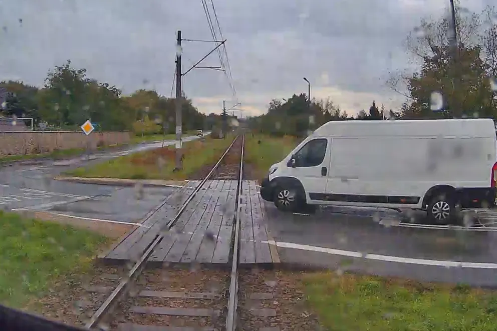 Wjechał busem prosto pod pociąg. Nagranie pokazuje moment zderzenia