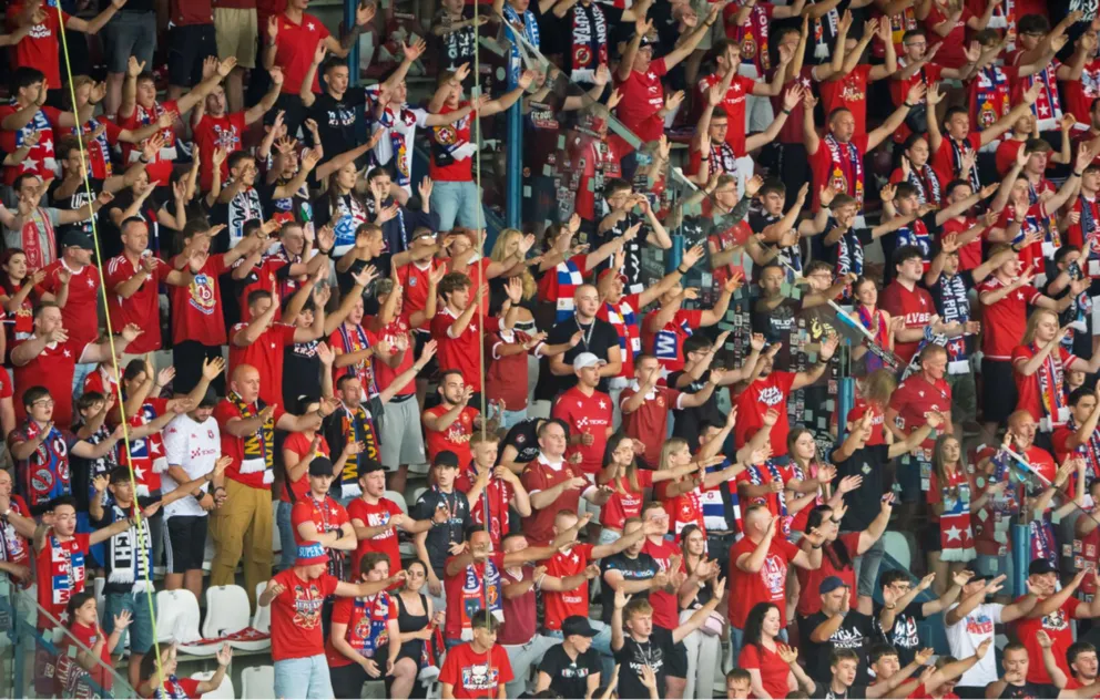 Mecz Legia – Wisła w cieniu skandalu. Tak Wiślacy chcą odpowiedzieć na pozaboiskowe zakazy