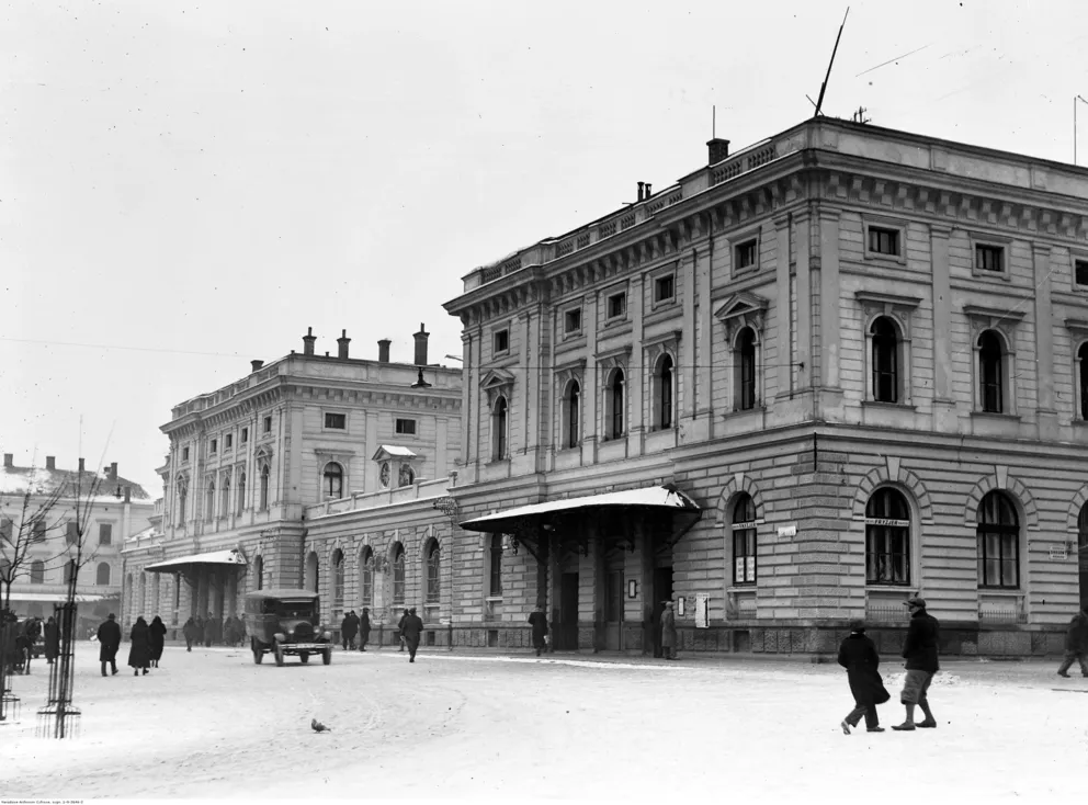 Spotkanie pod zegarem czy pod globusem? Tajemnice krakowskiego dworca kolejowego
