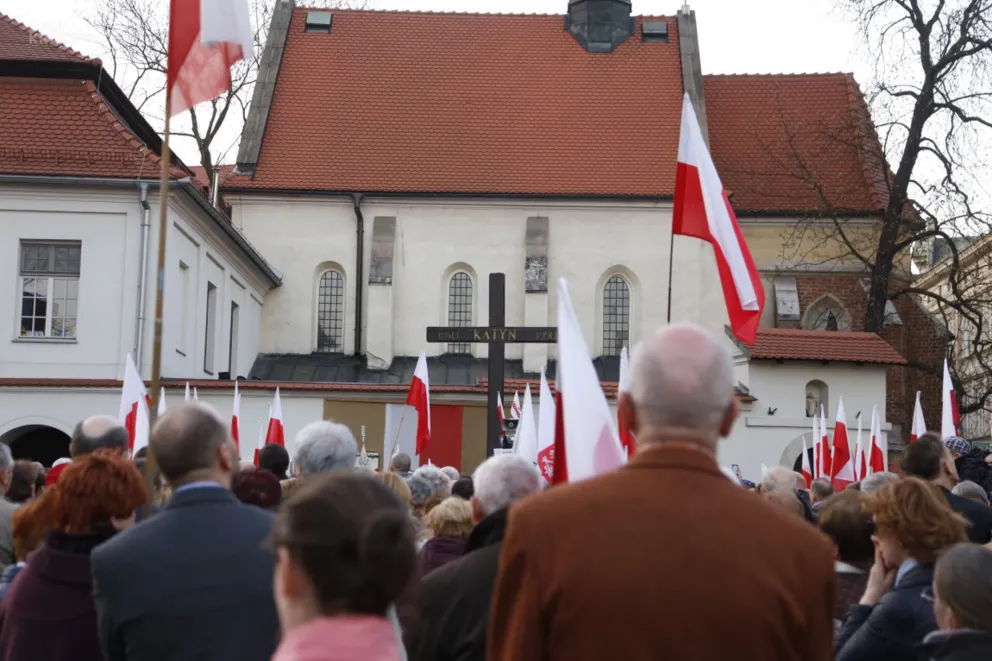 Krakowskie obchody 5. rocznicy katastrofy smoleńskiej. Przemarsz przed Krzyż Katyński, fot. ptj 