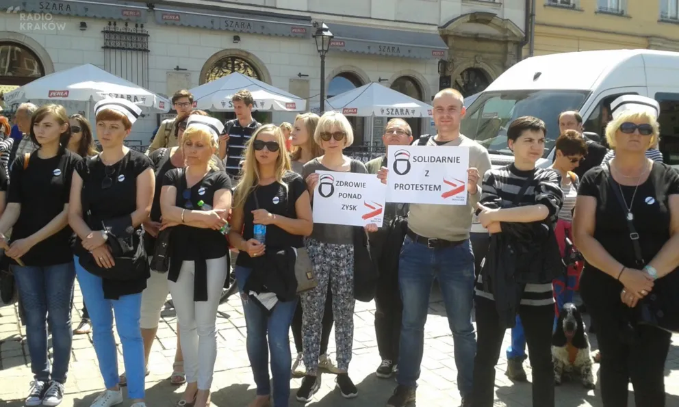 Ubrane w czarne podkoszulki będą walczyć o podwyżki - dziś ogólnopolski protest pielęgniarek 