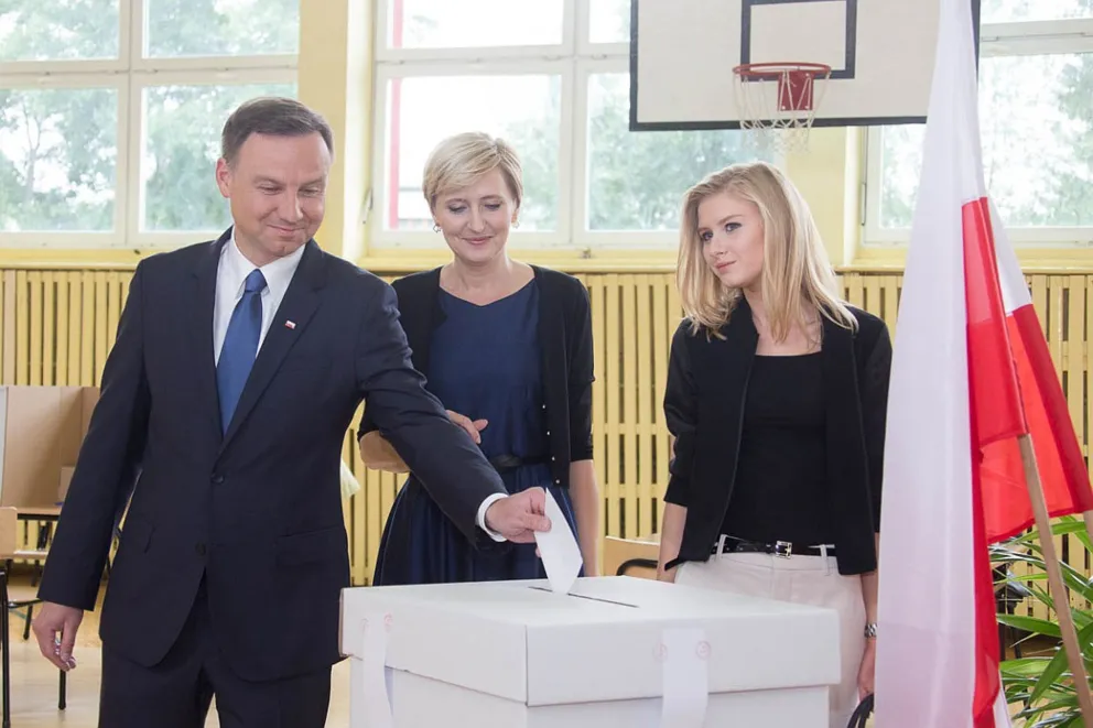 Andrzej Duda głosuje z rodziną
