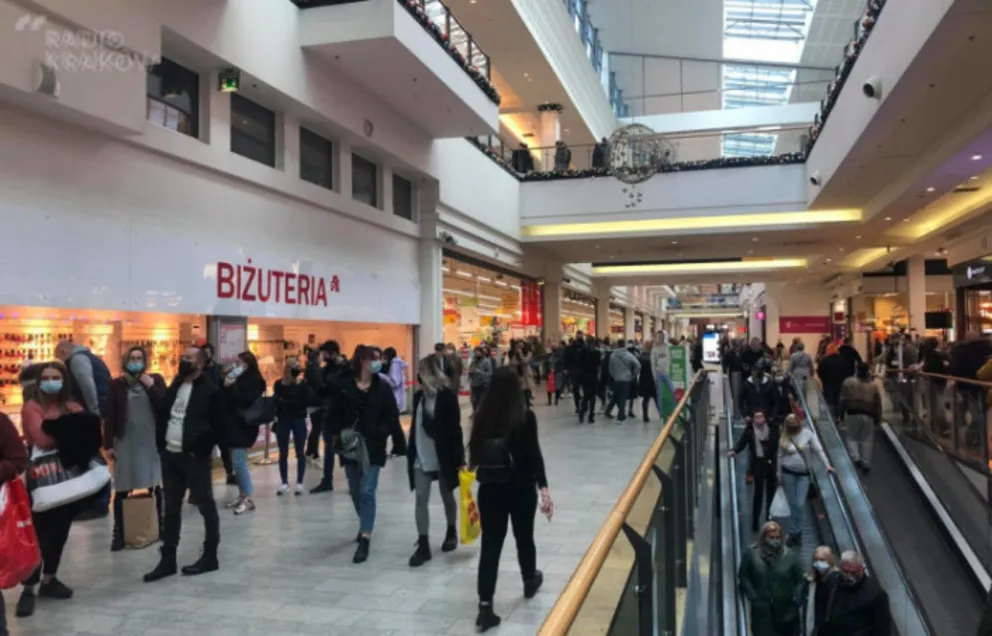 Sklepy w galeriach handlowych otwarte. Nie ma godzin dla seniorów