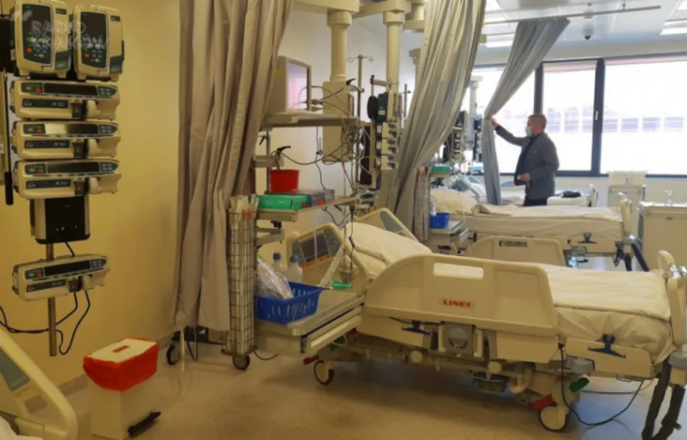 Zapas wolnych łóżek i respiratorów w regionach spadł w ciągu tygodnia o blisko 15 proc.
