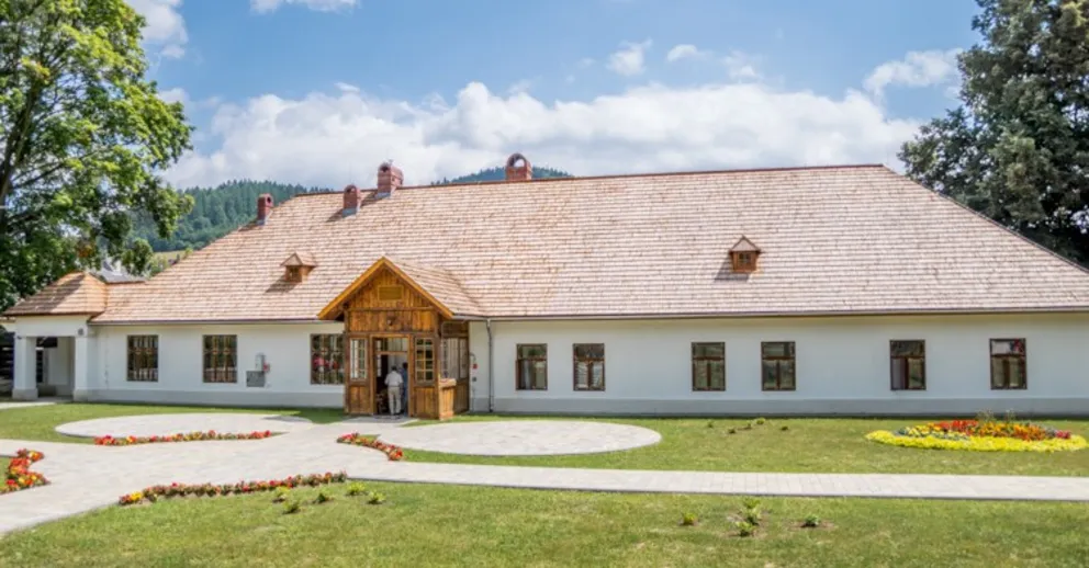 Zabytkowy dwór starostów w Muszynie został odrestaurowany