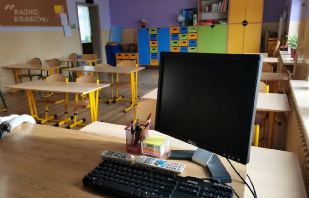 Uczniowie klas 4-8 szkół podstawowych i szkoły średnie przechodzą na naukę w trybie hybrydowym