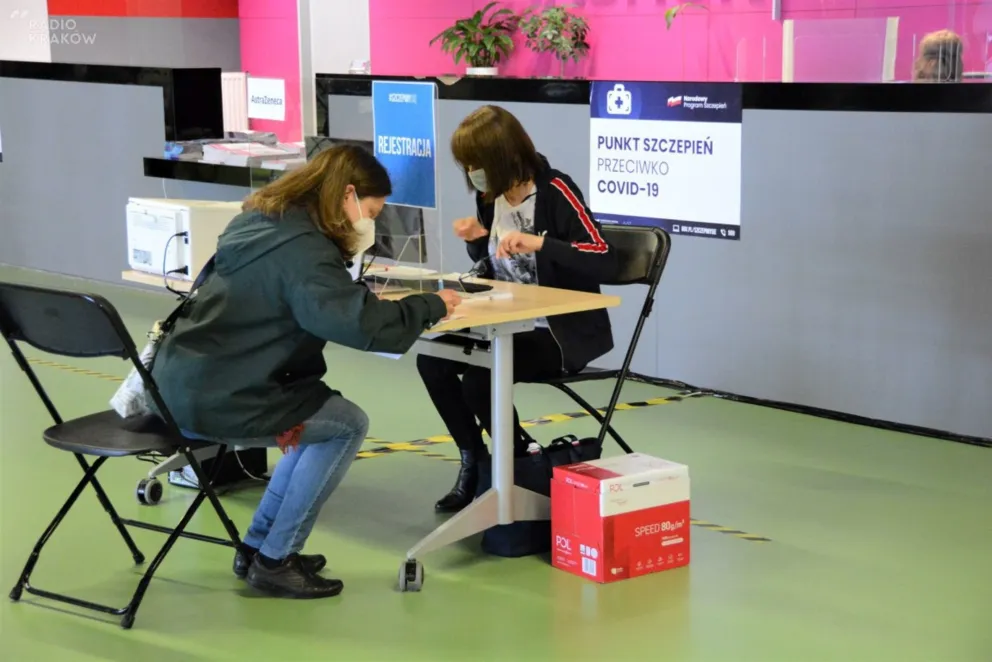 1230 nowych zakażeń koronawirusem. 135 osób z COVID-19 zmarło