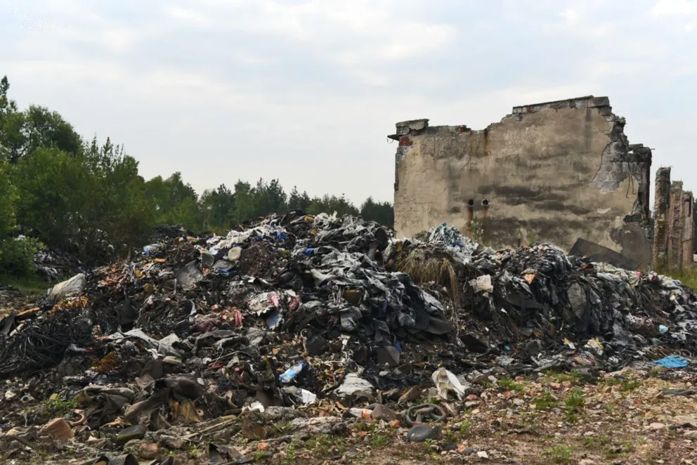 Trzebinia: mężczyźni podejrzani o podpalenie składowiska opon i tekstyliów przyznali się do winy